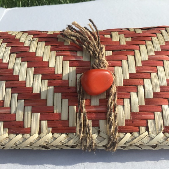 Rattan Woven straw clutch with stone clasp - Picture 5 of 8